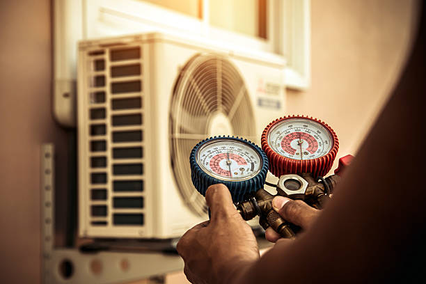 Professional Ac Installation technician working in Eaton Park, FL